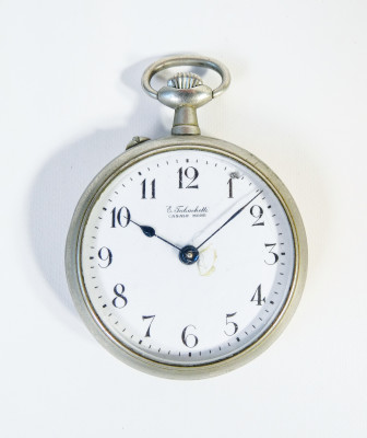 Orologio da tasca VICTORIA, quadrante firmato TABACHETTI Casale Monferrato, con espositore portatile richiudibile in legno. Svizzera/Italia, Primo Novecento