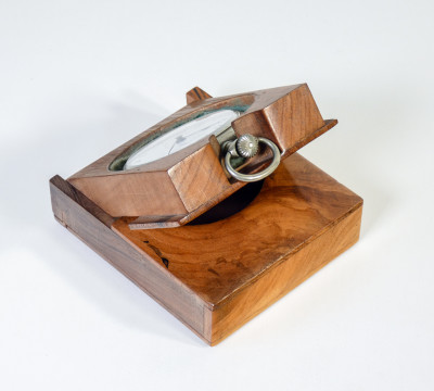 Orologio da tasca VICTORIA, quadrante firmato TABACHETTI Casale Monferrato, con espositore portatile richiudibile in legno. Svizzera/Italia, Primo Novecento