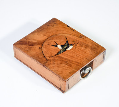 Orologio da tasca VICTORIA, quadrante firmato TABACHETTI Casale Monferrato, con espositore portatile richiudibile in legno. Svizzera/Italia, Primo Novecento