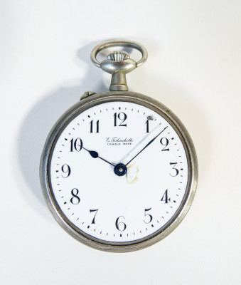 Orologio da tasca VICTORIA, quadrante firmato TABACHETTI Casale Monferrato, con espositore portatile richiudibile in legno. Svizzera/Italia, Primo Novecento