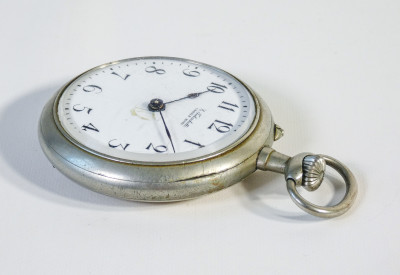 Orologio da tasca VICTORIA, quadrante firmato TABACHETTI Casale Monferrato, con espositore portatile richiudibile in legno. Svizzera/Italia, Primo Novecento