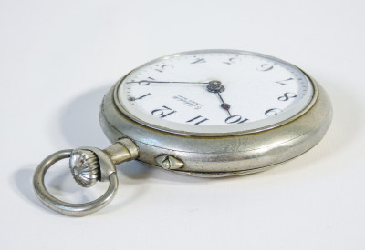 Orologio da tasca VICTORIA, quadrante firmato TABACHETTI Casale Monferrato, con espositore portatile richiudibile in legno. Svizzera/Italia, Primo Novecento