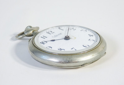 Orologio da tasca VICTORIA, quadrante firmato TABACHETTI Casale Monferrato, con espositore portatile richiudibile in legno. Svizzera/Italia, Primo Novecento