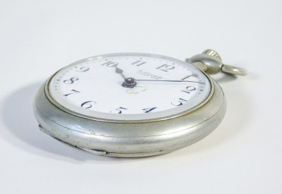 Orologio da tasca VICTORIA, quadrante firmato TABACHETTI Casale Monferrato, con espositore portatile richiudibile in legno. Svizzera/Italia, Primo Novecento