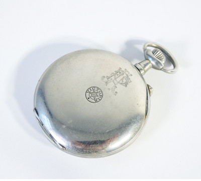 Orologio da tasca VICTORIA, quadrante firmato TABACHETTI Casale Monferrato, con espositore portatile richiudibile in legno. Svizzera/Italia, Primo Novecento