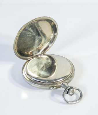 Orologio da tasca VICTORIA, quadrante firmato TABACHETTI Casale Monferrato, con espositore portatile richiudibile in legno. Svizzera/Italia, Primo Novecento