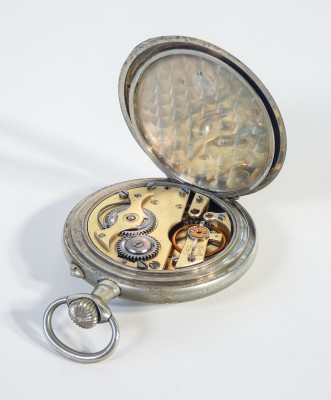 Orologio da tasca VICTORIA, quadrante firmato TABACHETTI Casale Monferrato, con espositore portatile richiudibile in legno. Svizzera/Italia, Primo Novecento