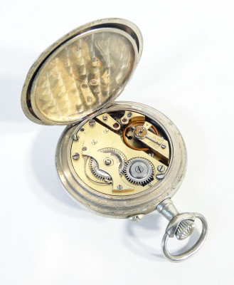 Orologio da tasca VICTORIA, quadrante firmato TABACHETTI Casale Monferrato, con espositore portatile richiudibile in legno. Svizzera/Italia, Primo Novecento