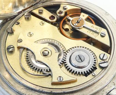 Orologio da tasca VICTORIA, quadrante firmato TABACHETTI Casale Monferrato, con espositore portatile richiudibile in legno. Svizzera/Italia, Primo Novecento