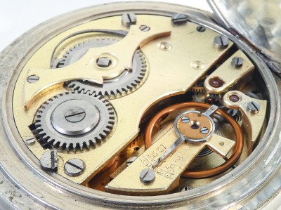 Orologio da tasca VICTORIA, quadrante firmato TABACHETTI Casale Monferrato, con espositore portatile richiudibile in legno. Svizzera/Italia, Primo Novecento