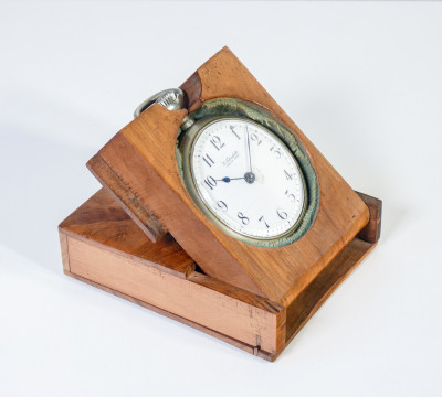 Orologio da tasca VICTORIA, quadrante firmato TABACHETTI Casale Monferrato, con espositore portatile richiudibile in legno. Svizzera/Italia, Primo Novecento