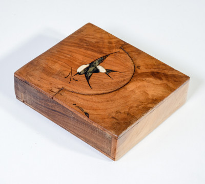 Orologio da tasca VICTORIA, quadrante firmato TABACHETTI Casale Monferrato, con espositore portatile richiudibile in legno. Svizzera/Italia, Primo Novecento