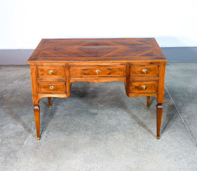 Scrivania Luigi XVI in noce intarsiato con cinque cassetti. Fine Settecento, Inizio Ottocento