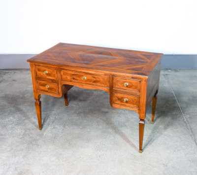 Scrivania Luigi XVI in noce intarsiato con cinque cassetti. Fine Settecento, Inizio Ottocento