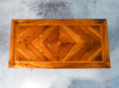 Scrivania Luigi XVI in noce intarsiato con cinque cassetti. Fine Settecento, Inizio Ottocento