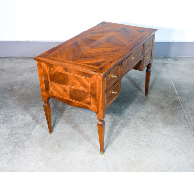Scrivania Luigi XVI in noce intarsiato con cinque cassetti. Fine Settecento, Inizio Ottocento