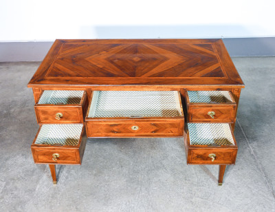 Scrivania Luigi XVI in noce intarsiato con cinque cassetti. Fine Settecento, Inizio Ottocento