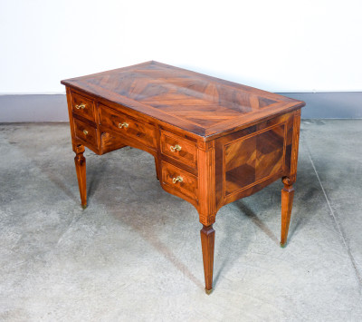 Scrivania Luigi XVI in noce intarsiato con cinque cassetti. Fine Settecento, Inizio Ottocento