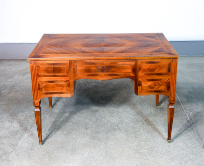 Scrivania Luigi XVI in noce intarsiato con cinque cassetti. Fine Settecento, Inizio Ottocento
