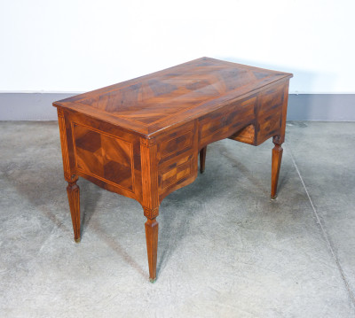 Scrivania Luigi XVI in noce intarsiato con cinque cassetti. Fine Settecento, Inizio Ottocento