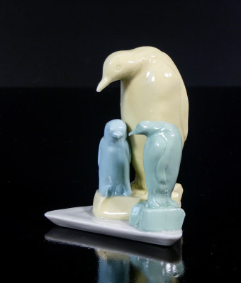 Sculturina in ceramica Pinguino con cuccioli Valter - Capodimonte. Italia