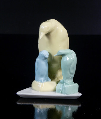 Sculturina in ceramica Pinguino con cuccioli Valter - Capodimonte. Italia