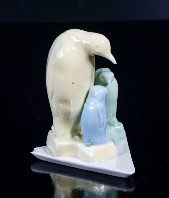 Sculturina in ceramica Pinguino con cuccioli Valter - Capodimonte. Italia