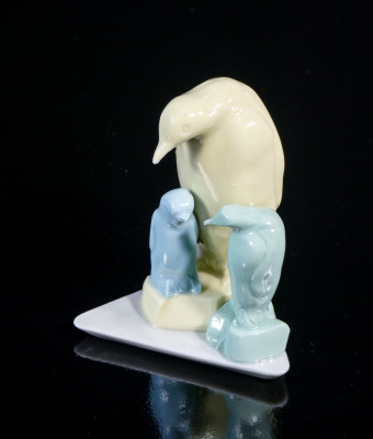 Sculturina in ceramica Pinguino con cuccioli Valter - Capodimonte. Italia