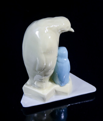 Sculturina in ceramica Pinguino con cuccioli Valter - Capodimonte. Italia