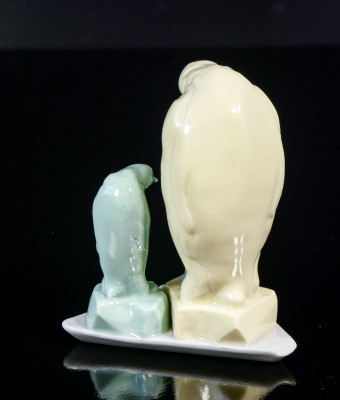 Sculturina in ceramica Pinguino con cuccioli Valter - Capodimonte. Italia