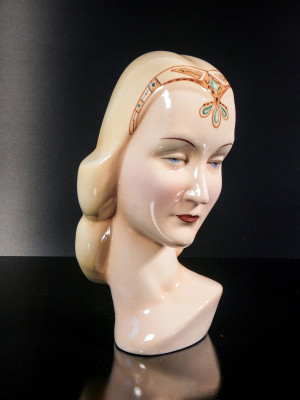 Scultura in ceramica dipinta a mano, Donna con diadema. Antonio RONZAN. Italia, Anni 40