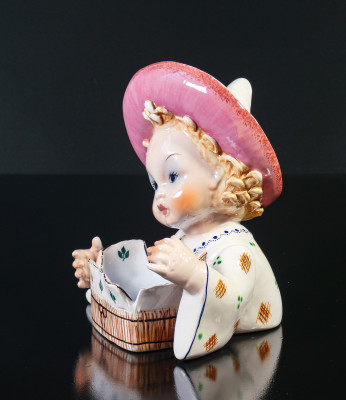 Scultura in porcellana dipinta a mano di Giovanni GIRARDI Bambina. Italia, Anni 50