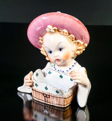 Scultura in porcellana dipinta a mano di Giovanni GIRARDI Bambina. Italia, Anni 50