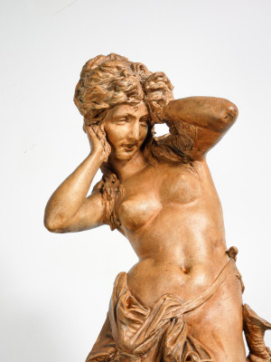 Scultura in terracotta, firmata Eugène THIVIER (1845 - 1920) Venere con putto Francia, Secondo Ottocento