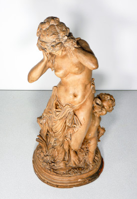 Scultura in terracotta, firmata Eugène THIVIER (1845 - 1920) Venere con putto Francia, Secondo Ottocento