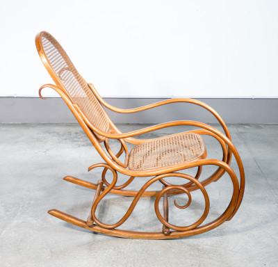 Sedia a dondolo Gebrüder THONET modello nr. 4 in legno di faggio curvato. Austria, Fine Ottocento Primo Novecento