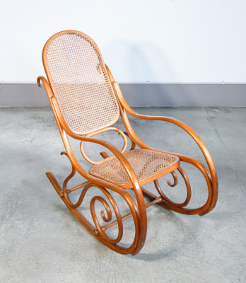Sedia a dondolo Gebrüder THONET modello nr. 4 in legno di faggio curvato. Austria, Fine Ottocento Primo Novecento