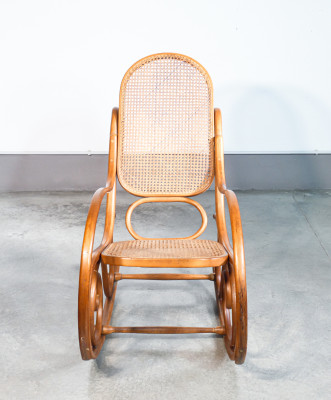 Sedia a dondolo Gebrüder THONET modello nr. 4 in legno di faggio curvato. Austria, Fine Ottocento Primo Novecento