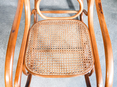 Sedia a dondolo Gebrüder THONET modello nr. 4 in legno di faggio curvato. Austria, Fine Ottocento Primo Novecento