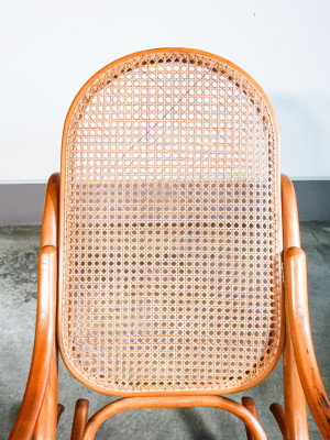 Sedia a dondolo Gebrüder THONET modello nr. 4 in legno di faggio curvato. Austria, Fine Ottocento Primo Novecento