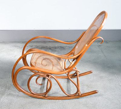 Sedia a dondolo Gebrüder THONET modello nr. 4 in legno di faggio curvato. Austria, Fine Ottocento Primo Novecento
