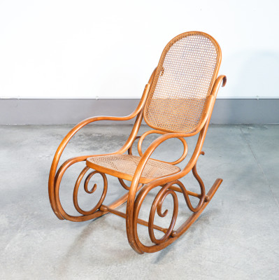 Sedia a dondolo Gebrüder THONET modello nr. 4 in legno di faggio curvato. Austria, Fine Ottocento Primo Novecento