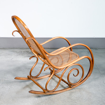 Sedia a dondolo Gebrüder THONET modello nr. 4 in legno di faggio curvato. Austria, Fine Ottocento Primo Novecento