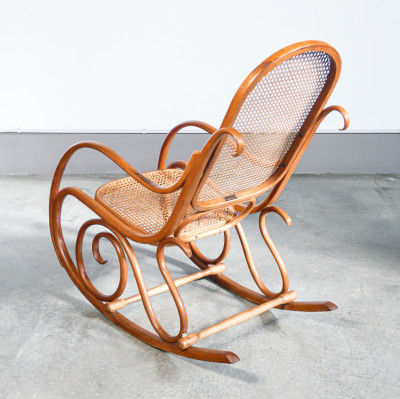 Sedia a dondolo Gebrüder THONET modello nr. 4 in legno di faggio curvato. Austria, Fine Ottocento Primo Novecento