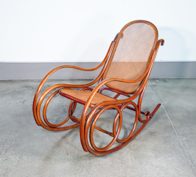 Sedia a dondolo Gebrüder THONET modello nr. 4 in legno di faggio curvato. Austria, Fine Ottocento Primo Novecento