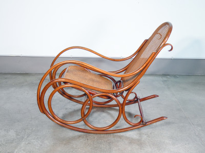Sedia a dondolo Gebrüder THONET modello nr. 4 in legno di faggio curvato. Austria, Fine Ottocento Primo Novecento