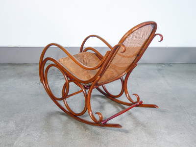 Sedia a dondolo Gebrüder THONET modello nr. 4 in legno di faggio curvato. Austria, Fine Ottocento Primo Novecento