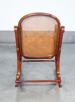 Sedia a dondolo Gebrüder THONET modello nr. 4 in legno di faggio curvato. Austria, Fine Ottocento Primo Novecento