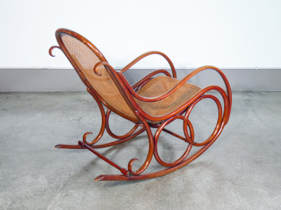 Sedia a dondolo Gebrüder THONET modello nr. 4 in legno di faggio curvato. Austria, Fine Ottocento Primo Novecento