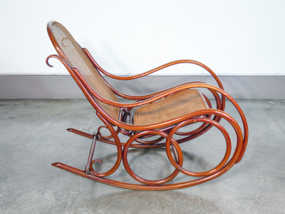 Sedia a dondolo Gebrüder THONET modello nr. 4 in legno di faggio curvato. Austria, Fine Ottocento Primo Novecento